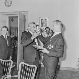 60. Geburtstag Kurt Krjenc in Bautzen : Bautzen. 60. Geburtstag des Vorsitzenden der Domowina Kurt Krjenc (deutscher Name Kurt Krenz, 1907-1978)