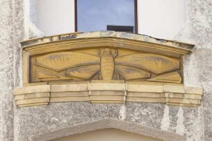 Brüstungsrelief mit Biene