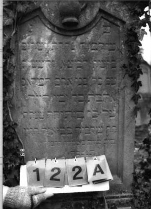 Grabstein 122 (Index: 100100315) Maße HxBxT: 144x61x36 cm Symbolik: (Leviten)Kanne: Grabstein 122A
