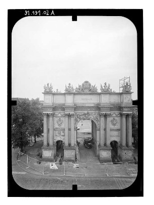 Potsdam, Luisenplatz. Brandenburger Tor (1770; C. von Gontard, G. C. Unger). Feldseite