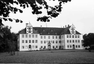 Kißlegg: Schloss (Berufsschule) vom Park aus, ohne Vordergrund