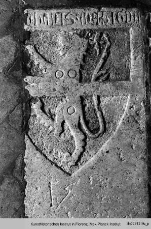 Zwei Wappen auf einer Grabplatte