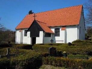 Insel Hiddensee - Kirche in Kloster : Friedhof und Kirche in Kloster. Aufgenommen am 19. April 2011 auf der Ostseeinsel Hiddensee