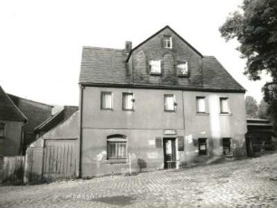 Schwarzenberg. Wohnhaus mit Laden, Vorstadt 2. Straßenfront mit Anbau
