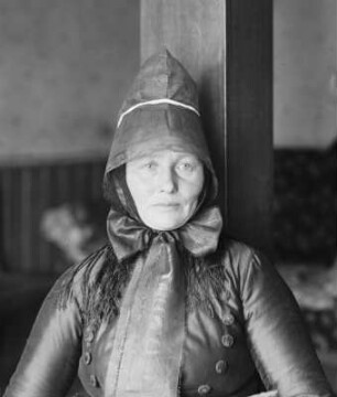 Bäuerin in Schwälmer Tracht (Sammlung Richard Wegner 1869/1931)