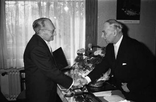 Ernennung des Staatsschauspielers Alfons Kloeble zum Ehrenmitglied des Badischen Staatstheaters anläßlich seines 65. Geburtstags.
