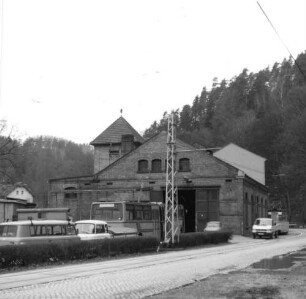 Bad Schandau, Kirnitzschtalstraße 8. Straßenbahndepot mit Werkstatt und Wohnhaus (bezeichnet 1898). Straßenansicht (in Richtung Bad Schandau)