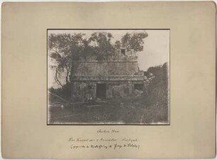 "Der Tempel der zwei Gemächer. Südfassade. (Mit Expeditionsmitglied)."