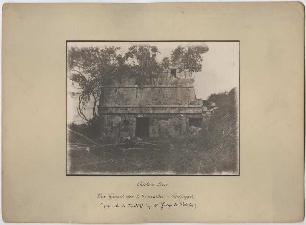 "Le temple des deux chambres. Façade sud. (Avec membre de l'expédition)".