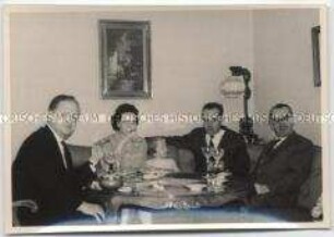 Wolfgang Hübener mit Familie am Tisch