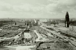 Dresden. Blick vom Hochhaus am Pirnaischen Platz nach Süden über die Leningrader Straße und den Bauplatz des Atriumkomplexes, rechts der Rathausturm
