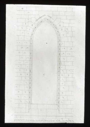 Stiftskirche, Fenster des südlichen Querhauses mit Steinmetzzeichnungen