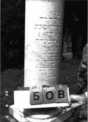 Grabstein 50 (Index: 100101477) Material: Säule weißer Marmor, Sockel Kalkstein Zustand: gut Maße HxBxT: 172x44x42 cm Beschreibung: abgebrochene Säule, getreppter Sockel Symbolik: geknickter Rosenzweig Steinmetz: Fugazza: Grabstein 50B