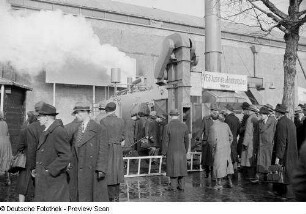 Messebesucher vor einem Brennofen des VEB Apparate- und Feuerungsbau Weimar auf dem Ausstellungsgelände der Technischen Messe