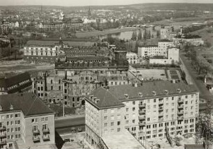 Dresden. Blick vom Rathausturm über die Neubauten an der Ernst-Thälmann-Straße (Wilsdruffer Straße) und die Ruine des Landhauses nach Nordosten zum Albertinum