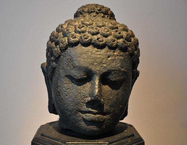 Tête d'une figure de bouddha