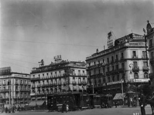 Die Puera del Sol : Aufnahme auf der Puerta del Sol mit Automobilen