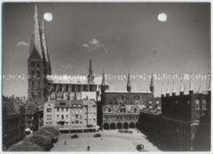 Lübeck, Kohlmarkt mit Rathaus und Kirche St. Marien