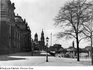 Blick von der Kunstakademie zur Katholischen Hofkirche