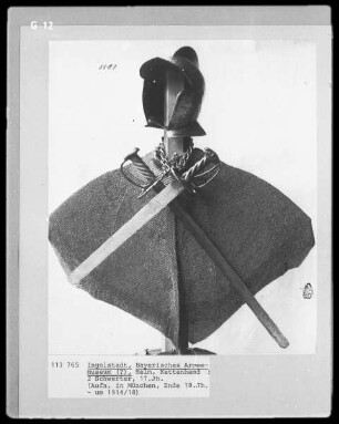 Helm Kettenhemd Schwert