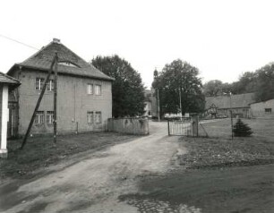 Bahnsdorf-Neudeck. Schloß (Landespolizeischule Brandenburg; 1521, 1711). Zufahrt an der Hofseite gegen Wirtschaftsgebäude