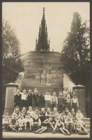 Ansichtskarte Gruppenbild Schüler, Nationaldenkmal auf dem Kreuzberg