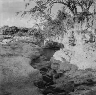 Lagune : Blick über von Erosion geformte Felsen in eine Lagune