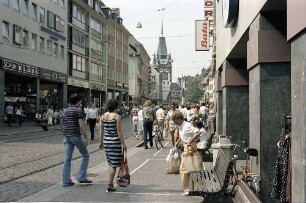 Freiburg i. Br.: Fußgängerbetrieb in der Kaiser-Joseph-Straße