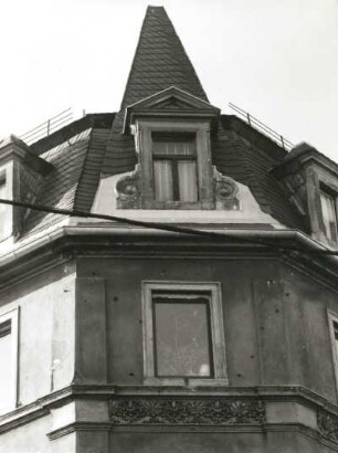 Dresden-Neustadt, Bischofsweg 76 / Ecke Kamenzer Straße. Wohnhaus mit Läden (um 1880). Fenster (3. und 4. Obergeschoß)