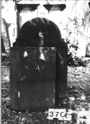 Grabstein 370 (Index: 99629871) Material: Sandstein Zustand: leicht abgeblättert/verwitt/Textverlust Maße HxBxT: 103x65x5 cm Beschreibung: Stele mit eingezogenem Rundbogenabschluß: Grabstein 370