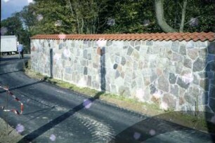 Nütschau: ehemaliges Gut [heute Kloster Nütschau]: Feldsteinmauer: nach Sanierung