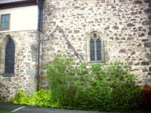 Evangelische Kirche - Kirchturm (spätromanisch-13 Jhd) von Süden-Erdgeschoß mit Dachspur (wohl Sakristei-neuzeitlich entfernt) und Langhaus im Ansatz