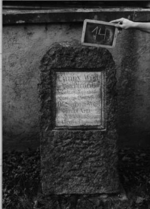 Grabstein 14 (Index: 100089205) Material: grauer Granit und Marmorplatte Maße HxBxT: 130x62x48 cm Besonderheit: Doppelgrab: Grabstein 14