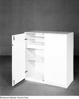 Mehrzweckschrank : Ribnitz-Damgarten. VEB Möbelkombinat Ribnitz-Damgarten. Hausmesse, 1985. Mehrzweckschrank. Holz, weiß beschichtet (1985; VEB Möbelkombinat Ribnitz-Damgarten)