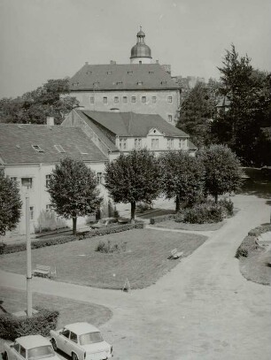 Frauenstein, Nordecke des Marktplatzes mit Grünanlage und Blick zum Schloss