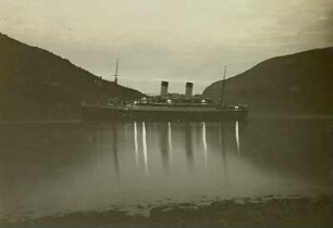 Tal des Oldedalen, Norwegen. Passagierschiff Monte Sarmiento vor Olden