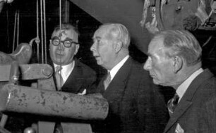 Lörrach: Heuss an einer Maschine; Hans Stössel und Heuss