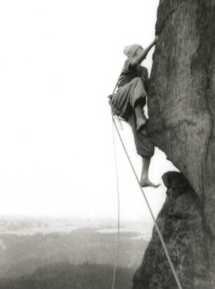 Sächsische Schweiz. Affensteine, Wilder Kopf. Seilschaft Gerhard Walpert an der Westkante. (VIIIa)