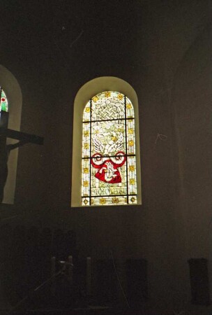 Kirchenstraße 13: Martin-Luther-Kirche: Innenansicht: Teilansicht: Buntglasfenster in Apsis