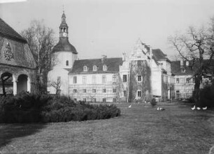 Schloss Zehista bei Pirna : Schloss Zehista bei Pirna (16.-18. Jahrhundert, Schlosskapelle 1742). Hofansicht mit Remise (um 1650), über der Rundbogenarkade Allianzwappen derer von Liebenau und von Pflugk (1656)