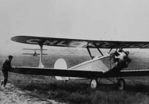 Doppeldecker vermutlich auf dem Flugplatz Dresden-Kaditz ? (Szene aus einem Dokumentarfilm)
