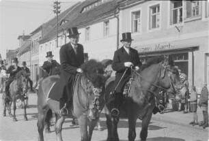 Osterreiter in Wittichenau. Osterritt in der Stadt. : Křižerjo w Kulowje. Procesion přez město.