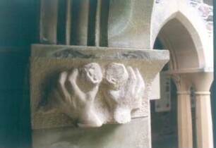 Iona. Iona Abbey. Steinmetzarbeiten an den Kapitellen des Kreuzganges