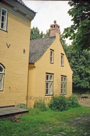 Gut Jersbek: Torhaus: Blick von Hof aus: nördliches Nebengebäude