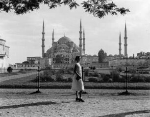 Hagia Sophia : Konstaninopel (Istanbul/Türkei). Portrait einer jungen Frau mit der Hagia Sophia im Hintergrund
