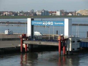 Cuxhaven - Hafengelände mit Ro-Ro-Terminal : Ro-Ro Terminal im Seehafen von Cuxhaven, aufgenommen am 24. November 2004