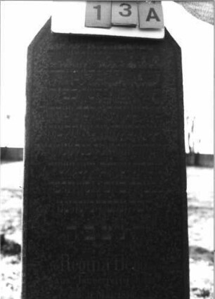 Grabstein 13 (Index: 100116093) Material: Granit, poliert Zustand: gut Maße HxBxT: 170x51x18 cm Beschreibung: aufgesockelte Stele mit abgeflachtem giebelartigem Abschluß: Grabstein 13A