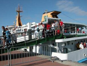 Schiffverkehr zur Nordseeinsel Baltrum : Passagiere kommen mit einem Schiff von der Nordseeinsel Baltrum, aufgenommen 2004