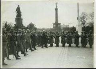 Paul von Hindenburg schreitet eine Ehrenkompanie der Reichswehr ab