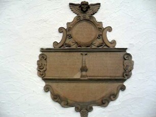 Friedhofskirche (St Martin und Markus)-Langhaus Traufseite Nord-Epitaph mit Ornamentik sowie doppelter Textkartusche mit Laudatio und Jahren 1610 sowie 1612